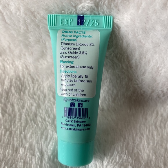 HOST PICK! CoTZ facial primer (sample size) - Picture 2 of 3